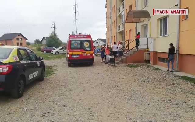 Copil nevătămat după ce a căzut de la etajul 3 al unui bloc din Bistrița