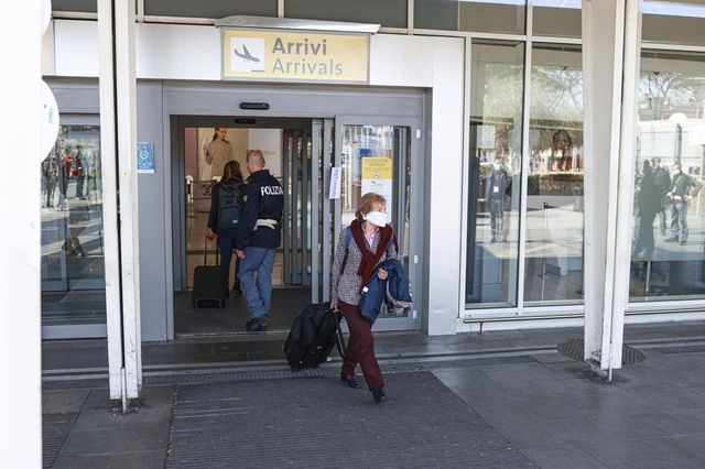 Coronavirus, test obbligatori all’aeroporto Capodichino di Napoli per chi rientra dall’estero