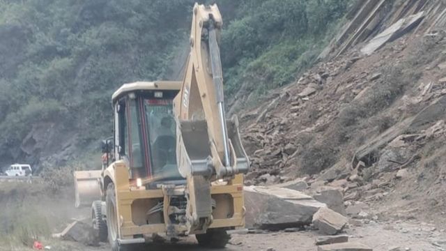 Four die as landslide hits vehicle on Jammu-Srinagar national highway