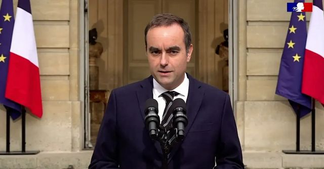 Nový francouzský premiér Lecornu podal demisi, Macron ji přijal