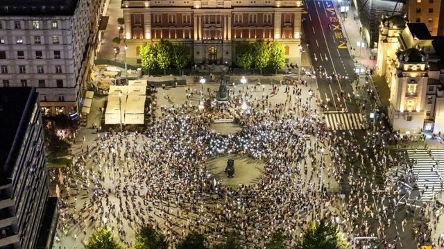 Mii de persoane s-au adunat la Belgrad pentru a cere alegeri anticipate