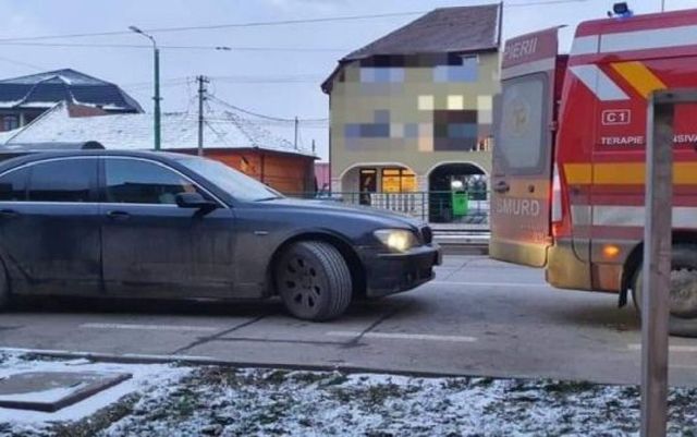 Ambulanță care urma să preia o persoană în comă, blocată de un șofer în Arad