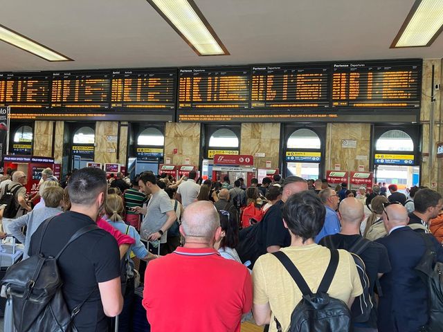 Caos treni: ritardi fino a due ore sulla Roma-Napoli e problemi sulla Milano-Bologna