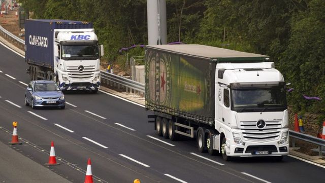 Marea Britanie se gândește ssă relaxeze regulile privind imigrarea pentru a pune capăt crizei de șoferi de camion