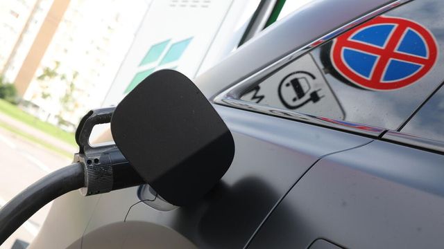 Incentivi per le auto elettriche, slitta il click day