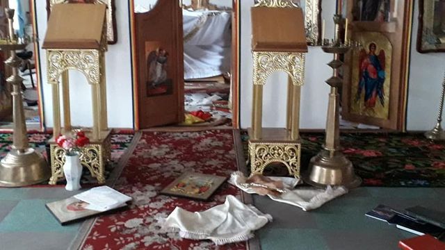 Hoții care au vandalizat biserica din Ungheni au luat 200 de lei și pachete cu haine