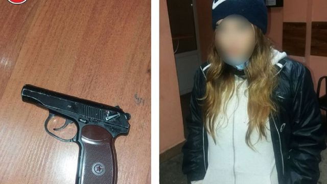 O tânără, reținută de carabinieri - Se plimba cu o armă la ea