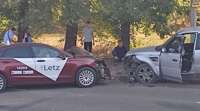 Grav accident pe strada Muncești: Trei persoane au ajuns la spital