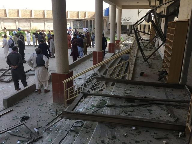 Explozia unei bombe într-o moschee din Pakistan îl ucide pe fratele liderului talibanilor afgani