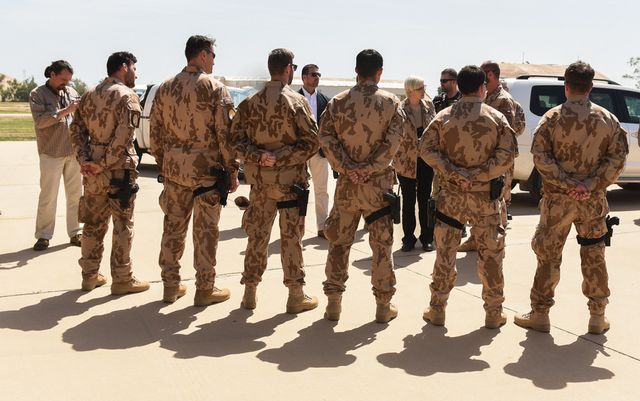 Čeští vojáci v Iráku zůstávají, policisté se vrací domů