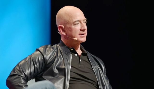 Саудовского принца обвинили во взломе телефона основателя Amazon