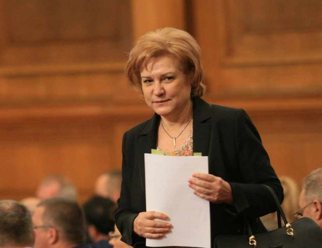 Менда Стоянова: Пицата остава, но към нея ще има пармезан и шунка