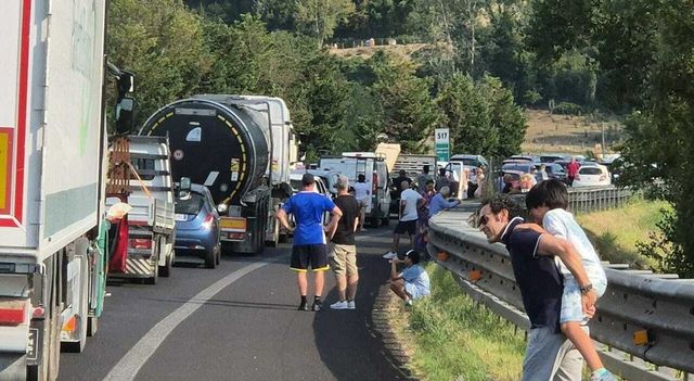 In fiamme mezzo che trasporta Gpl, chiusa l'A1 tra Orte e Roma