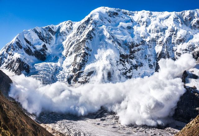 Un grup de turiști a fost suprins de o avalanșă în Munții Făgăraș