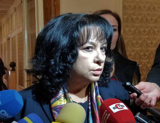 Газовата връзка с Гърция да е готова през октомври, настоява Петкова