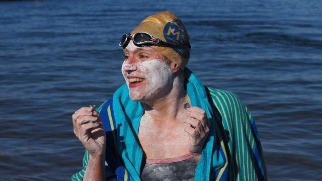 Guarita dal cancro attraversa a nuoto il canale della Manica per 4 volte consecutive