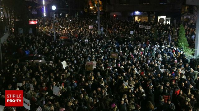 Zeci de mii de sârbi au comemorat victimele de la gara din Novi Sad