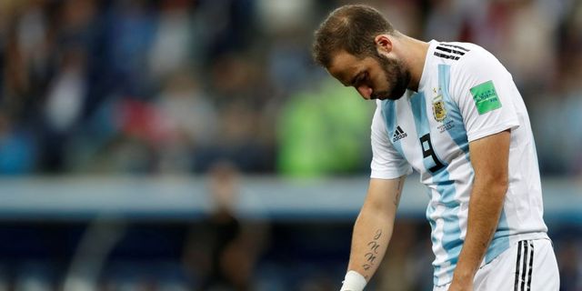 Gonzalo Higuain retires from Argentina duty with message for critics