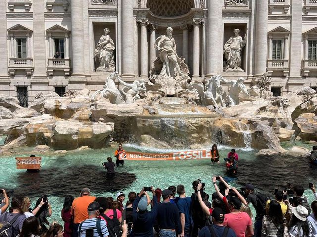 Blitz di Ultima Generazione alla Fontana di Trevi, tutti assolti gli attivisti