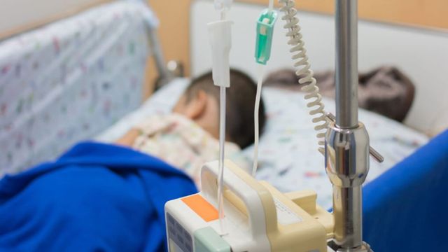 Beve un integratore, bambino ustionato alla gola e allo stomaco: il ministero e i Nas ritirano Alka Water dal commercio