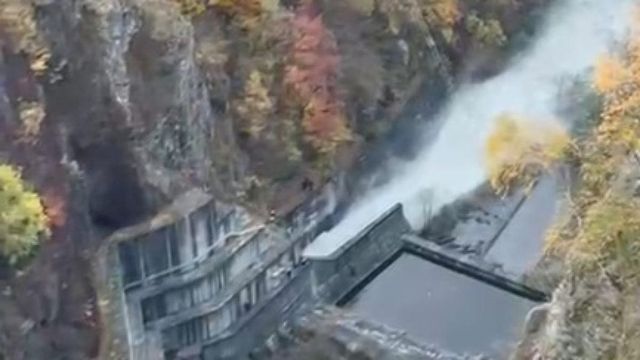 Mesaj Ro-Alert în Argeș, din cauza unui exercițiu de deversare controlată a apei din lacul Vidraru