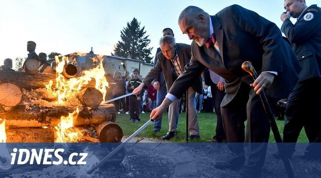 Zeman s Schwarzenbergem zapálili v Lánech Masarykovu vatru