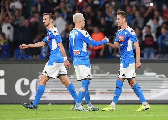 Napoli ritrova gol e vittoria, doppietta Milik e Verona ko
