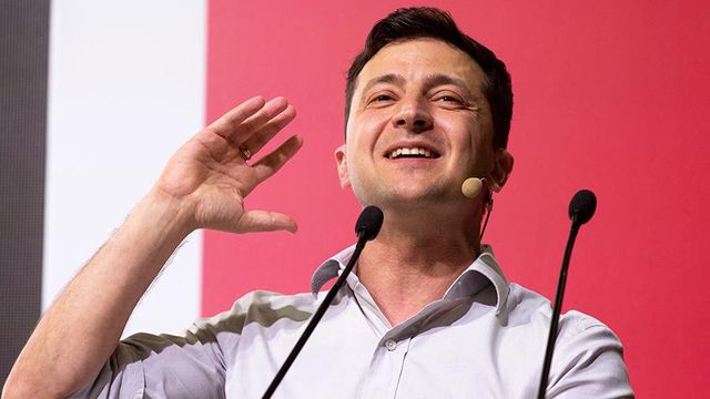 Зеленскому подарили детскую книжку для начинающих политиков
