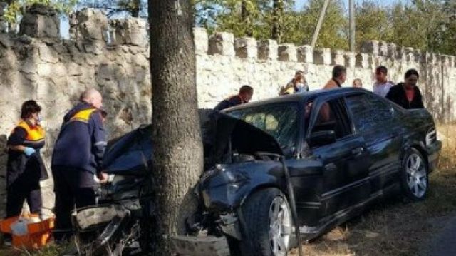Grav accident la Orhei: Șoferul și trei pasageri au ajuns la spital, după ce BMW-ul în care se aflau s-a izbit într-un copac