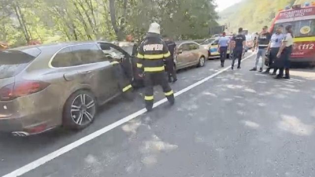 Valea Oltului, blocată de un accident cu cinci mașini