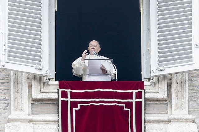 Un oficial care locuiește la reședința Papei Francisc a fost confirmat cu noul coronavirus