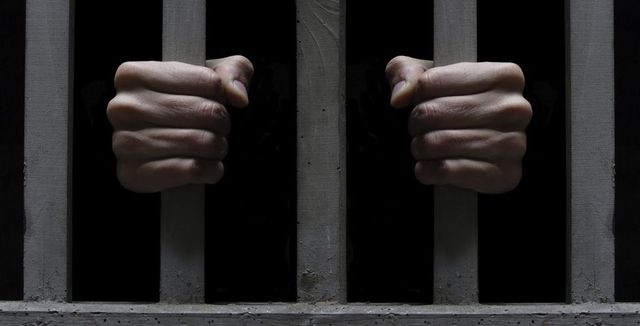 Un bărbat din Strășeni, condamnat la 15 ani de închisoare pentru că a încercat să-și omoare concubina