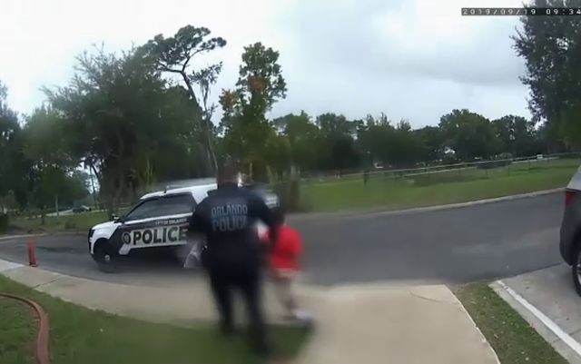 Momentul în care o fetiță de 6 ani e încătușată de polițiști, la școală. Ce făcuse copilul