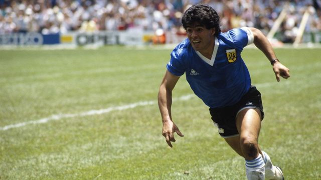 Kétmillió dollárért lehet megvásárolni Maradona legendás mezét