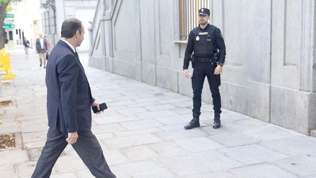 El juez mantiene a Ábalos en libertad tras acogerse a su derecho a no declarar en el Tribunal Supremo