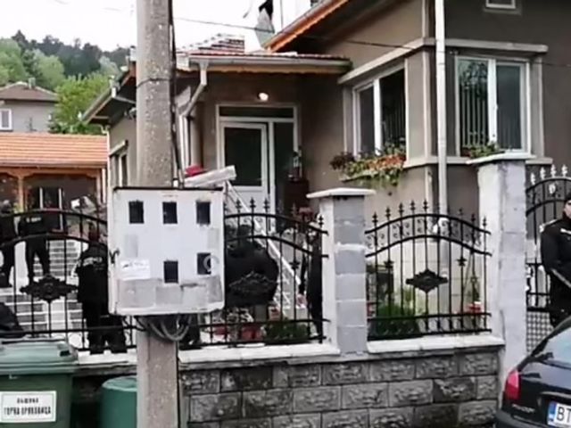 Полиция атакува ромския квартал в Горна Оряховица, дирят ало измамници