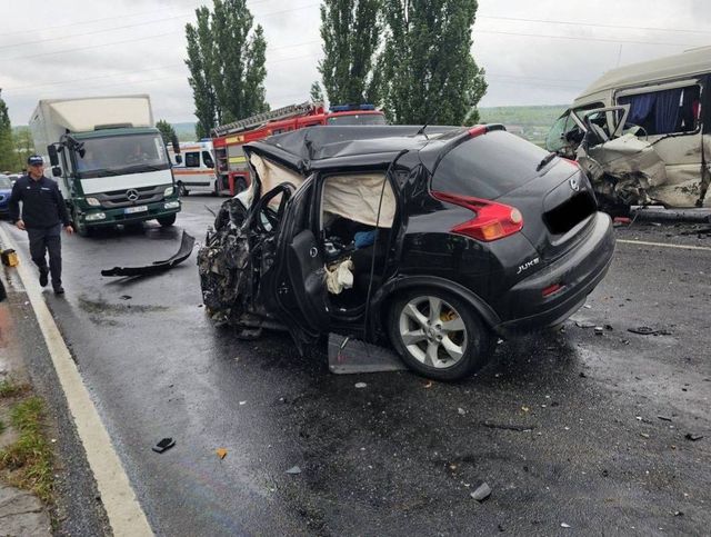 Șase persoane, printre care un copil, au ajuns la spital după un accident la Bardar