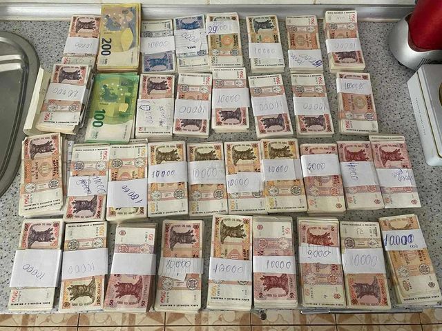 Zeci de percheziții într-un dosar de corupție la eliberarea permiselor de conducere