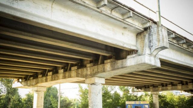 Podul de pe strada Mihai Viteazul, pericol pentru mașini și pietoni