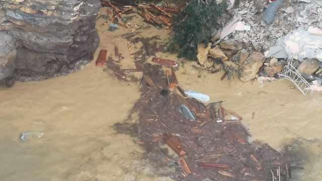 Imagini teribile în Italia, unde o alunecare de teren a aruncat în mare 200 de sicrie