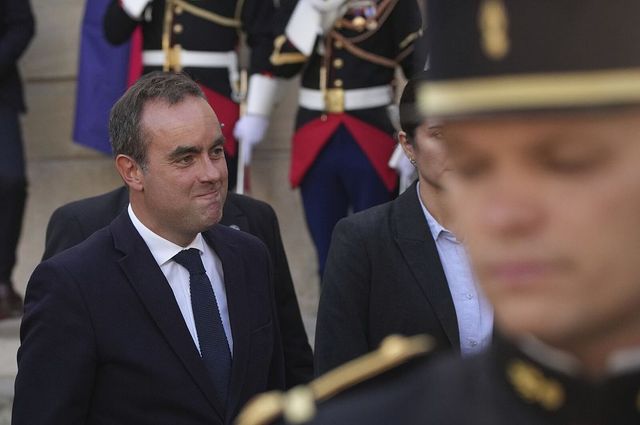 Macron jmenoval do funkce šéfa vlády znovu Sébastiena Lecornua