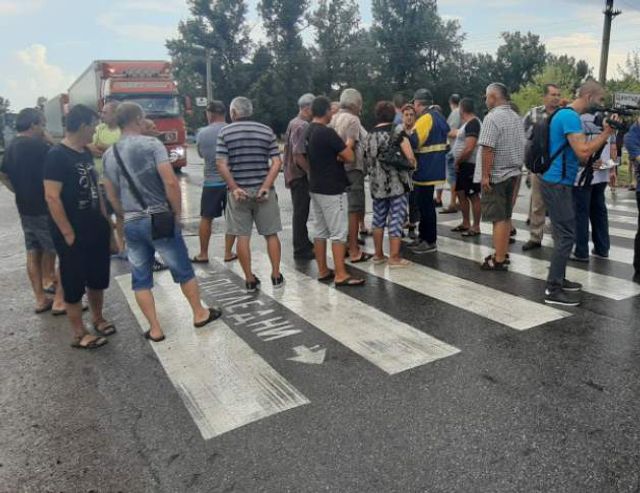 Блокадата на пътя Ямбол-Сливен продължава