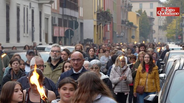 Milano, in centinaia alla fiaccolata in memoria di Pamela Genini
