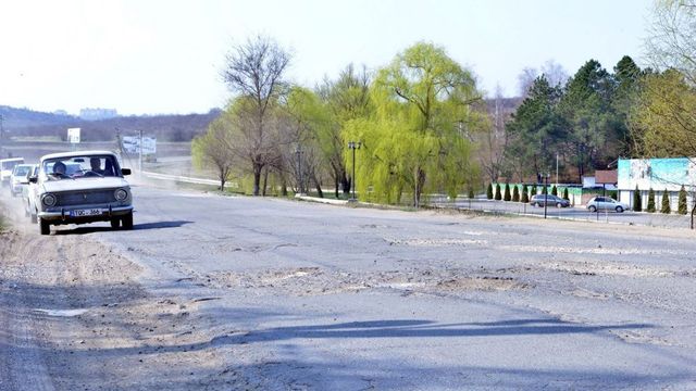 Porțiunea de drum de la intrarea în satul Budești va fi reparată capital