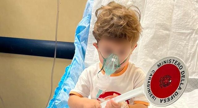 Bimbo di 2 anni in shock anafilattico, i carabinieri lo portano di corsa in ospedale e lo salvano: la storia