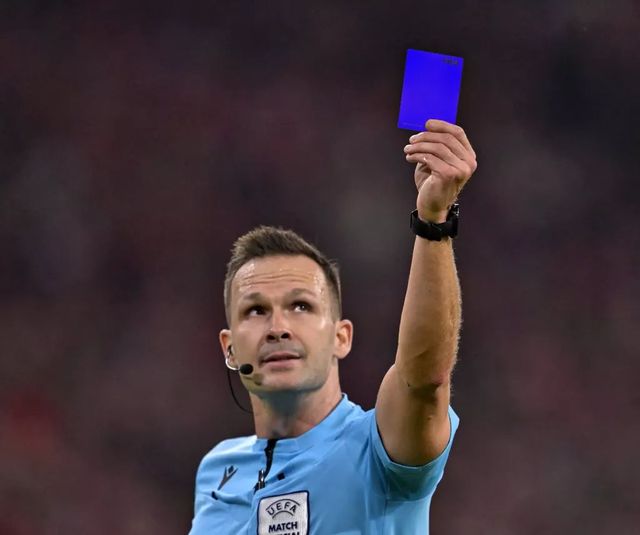 Va apărea cartonașul albastru în fotbal - Ce reprezintă acesta