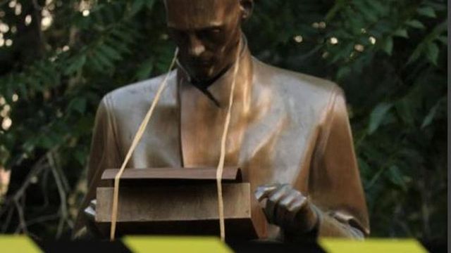 Milano, non c'è pace per la statua di Montanelli