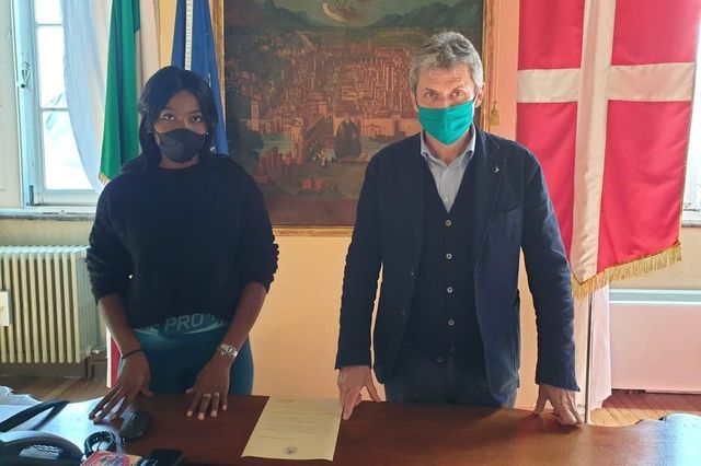 Pavia, il sindaco leghista chiede la cittadinanza per Danielle Madam, atleta insultata al bar