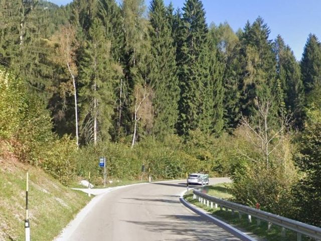 Investita da camion a fermata bus, 15enne muore in Trentino