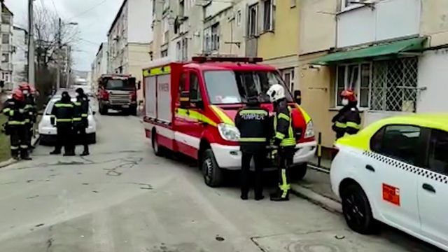 Un bărbat din Piatra Neamț și-a aruncat în aer apartamentul în care se afla și copilul său, supărat că a pierdut custodia acestuia